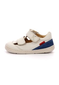 Zapato de cuero blanco con dos correas de Velcro, recortes en la parte delantera, acento de ante azul en el talón y una suela beige cosida.