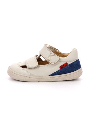 Zapato de cuero blanco con dos correas de Velcro, recortes en la parte delantera, acento de ante azul en el talón y una suela beige cosida.
