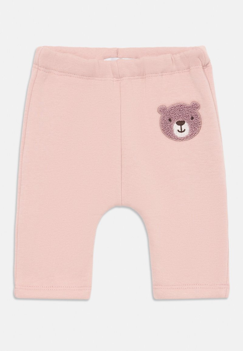 Lyserøde bomulds shorts med en blød tekstur og elastisk talje, prydet med et lilla broderet bjørneansigtspatch på venstre side.