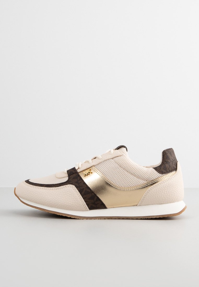 Baskets beiges avec un accent métallique doré, des panneaux en maille texturée et des détails marron. Dotées d'une semelle en caoutchouc et d'un design classique à lacets.