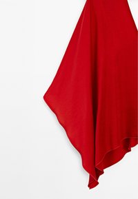 Dieprood stof hangt elegant met een zachte, vloeiende textuur. De rand heeft een subtiele golf, die het lichte, vloeiende materiaal toont.