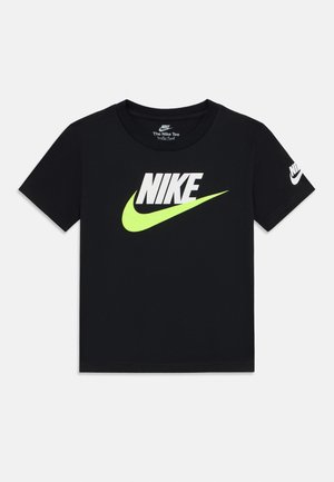 Czarny bawełniany t-shirt z krótkimi rękawami, z wyraźnym białym logo „NIKE” i neonowozielonym znakiem wyboru na przodzie.