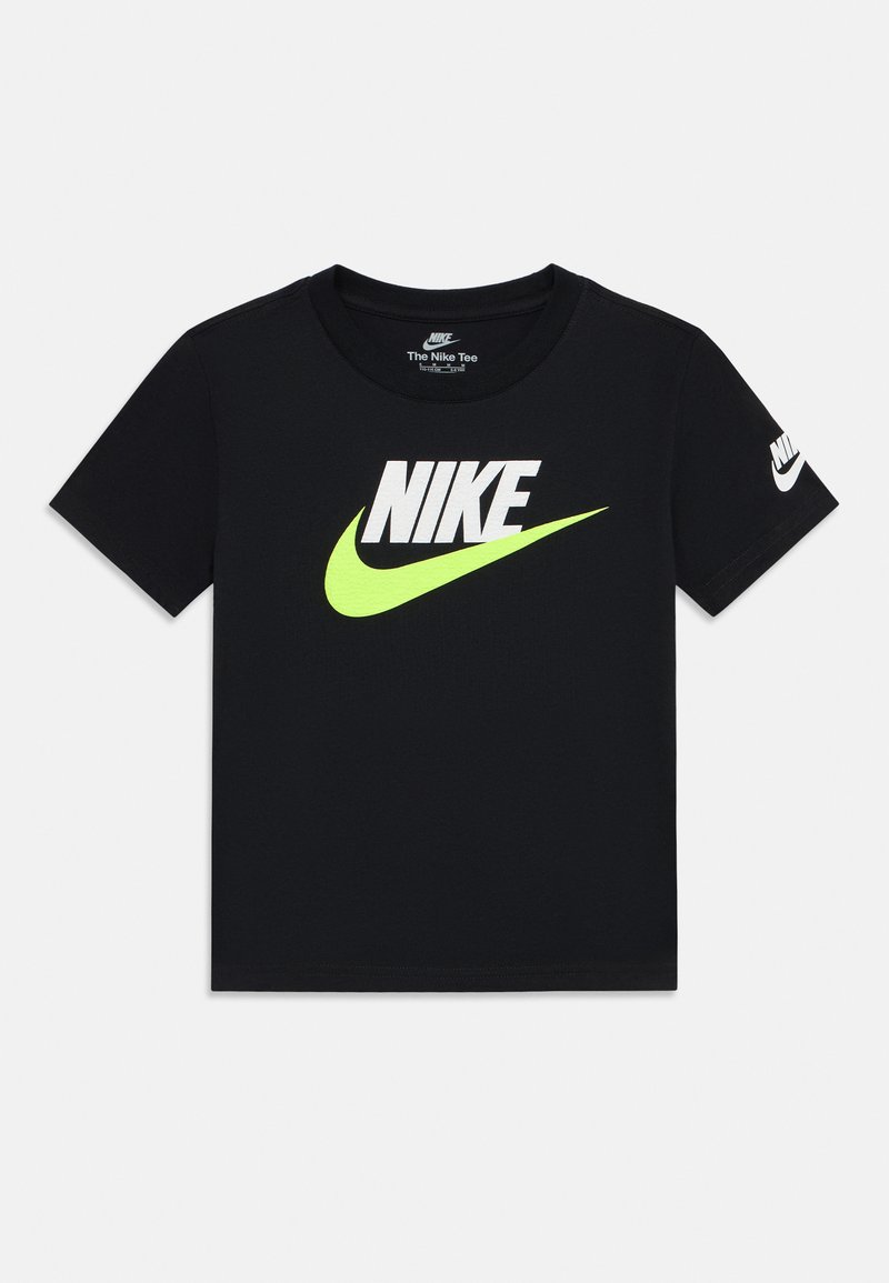 T-shirt di cotone nero a maniche corte, con un audace logo "NIKE" bianco e un motivo con segno di spunta verde neon sul davanti.