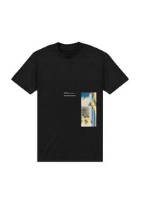 Sort T-shirt med et vertikalt traditionelt japansk vandfald motiv og teksten "Katsushika Hokusai" centreret over designet.