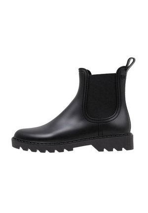 Botín Chelsea de goma negra con paneles laterales elásticos, suela texturizada y lengüeta. Diseño elegante con acabado suave y construcción duradera.