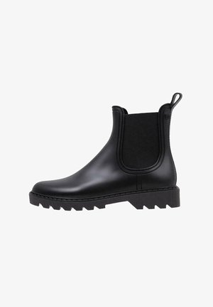 Zwarte rubberen Chelsea-boots met elastische zijpanelen, gestructureerde loopzool en een aantrekflap. Strak ontwerp met een gladde afwerking en duurzame constructie.