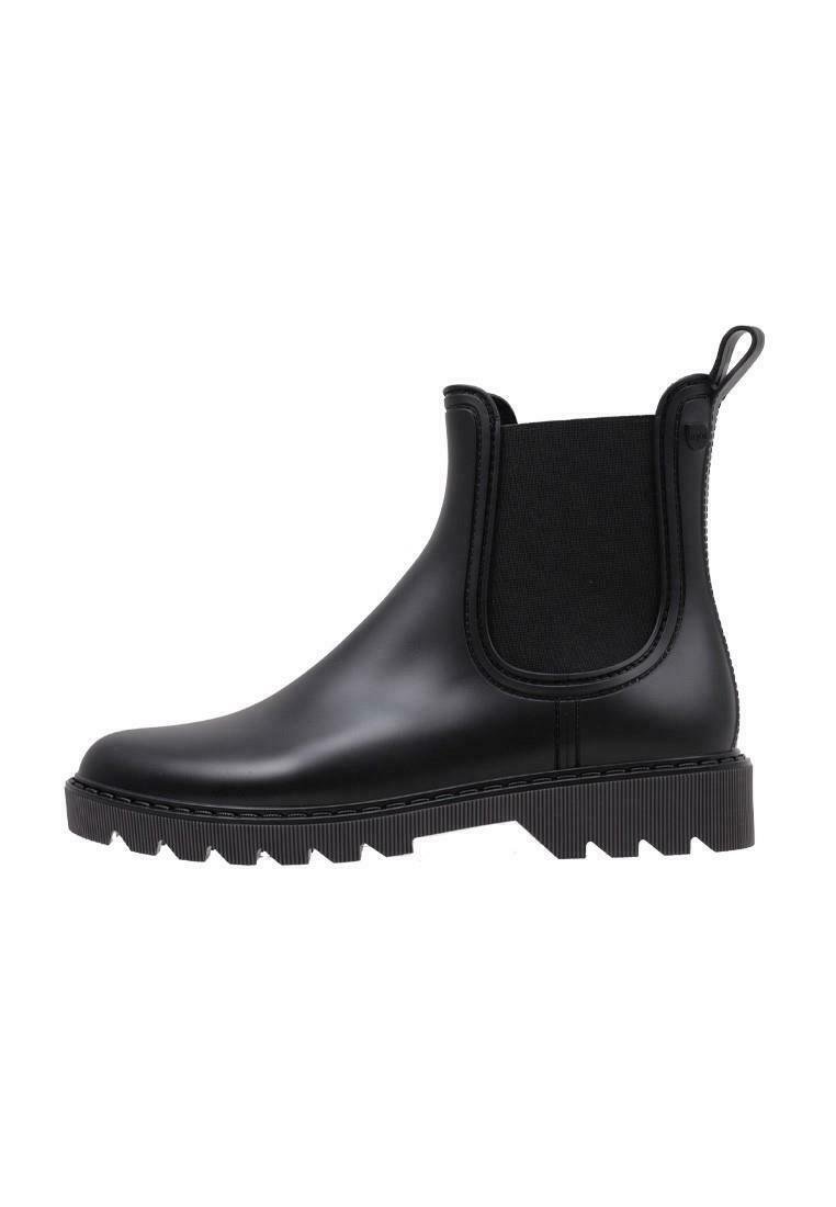 Botín Chelsea de goma negra con paneles laterales elásticos, suela texturizada y lengüeta. Diseño elegante con acabado suave y construcción duradera.