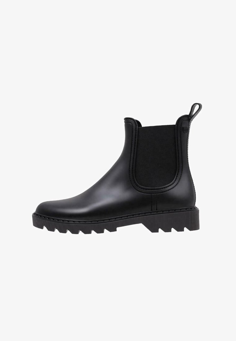 Botte Chelsea en caoutchouc noir avec des panneaux élastiques sur les côtés, semelle texturée et languette de traction. Design épuré avec une finition lisse et une construction durable.