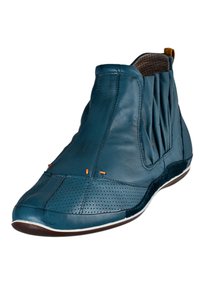 Tealfärgade läderankelboots med perforerade och släta texturer, som har samlade sidodetaljer och kontrasterande orangea sömaccenter.