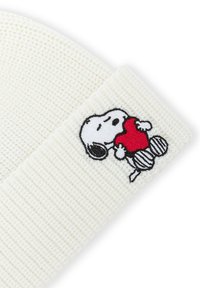 Berretto lavorato a maglia bianco con texture a coste, caratterizzato da un personaggio di Snoopy ricamato che tiene in mano un cuore rosso.