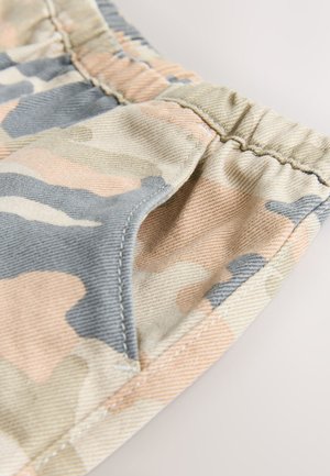 Camouflage-shorts i afdæmpede toner af blå, beige og grøn. Har et tekstureret denimstof, elastisk talje og sidelomme-detalje.