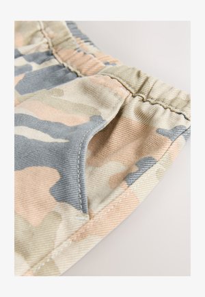 Kaamuflaažlühikesed püksid summutatud sinise, beeži ja rohelise toonides. Omavad tekstuuriga teksakangast, elastset vöökohaga ja küljetasku detaili.