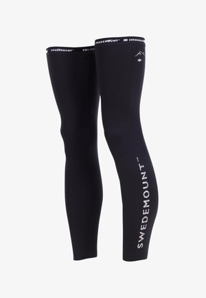 Czarne, sportowe zakolanówki na całej długości z białym napisem "SWEDEMOUNT" na nogawkach i pasie.