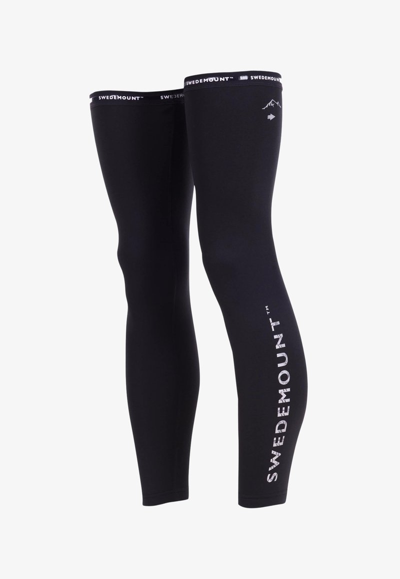 Čierne atletické návleky na nohy celej dĺžky s bielym nápisom "SWEDEMOUNT" na nohách a páse.