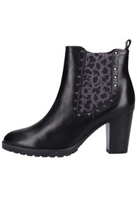 Bota negra hasta el tobillo con un exterior de cuero elegante, paneles laterales de estampado de leopardo, acentos de tachuela metálica y un tacón alto grueso para mayor altura.