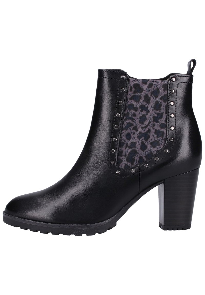 Bota negra hasta el tobillo con un exterior de cuero elegante, paneles laterales de estampado de leopardo, acentos de tachuela metálica y un tacón alto grueso para mayor altura.
