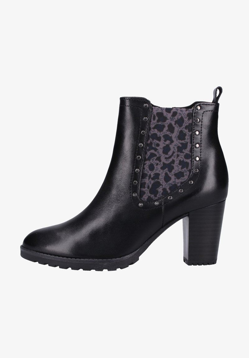 Bota negra hasta el tobillo con un exterior de cuero elegante, paneles laterales de estampado de leopardo, acentos de tachuela metálica y un tacón alto grueso para mayor altura.