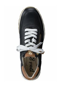 Černé kožené tenisky s bílými tkaničkami a zlatými detaily. Mají boční zip a béžový detail na patě. Kulatá špice a polstrovaná stélka.