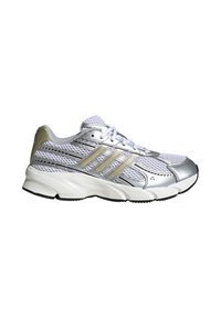 Baskets blanches et argentées avec tige en mesh, bandes dorées métalliques, lacets blancs et semelle épaisse rembourrée avec un crampon noir.