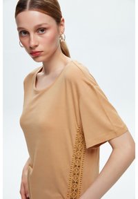 adL SHORT SLEEVE LACE DETAILED  - Triko s potiskem - camel