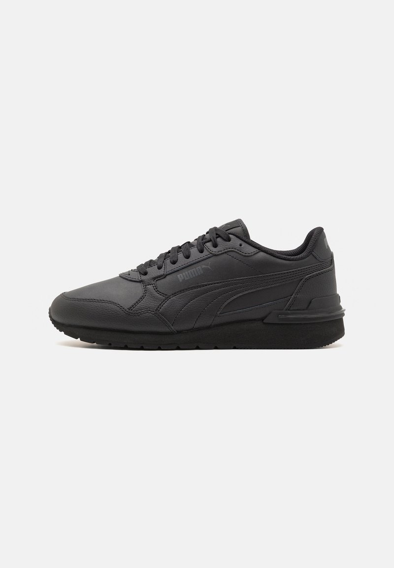 Pantofila sport neagră, din piele, cu o textură fină. Dispune de închidere cu șireturi, un logo subtil și o talpă cu un model distinctiv.
