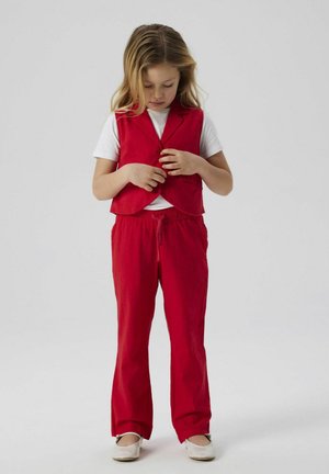 Chaleco sin mangas rojo con cuello puntiagudo, combinado con pantalones rojos de cintura elástica. El conjunto está hecho de una tela suave y ligera.