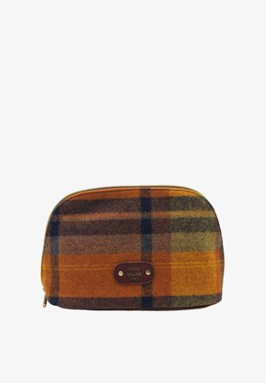 Trousse de maquillage à carreaux en orange, marron et bleu marine, avec un haut arrondi, une fermeture éclair dorée et une étiquette en cuir marron avec du texte en relief.