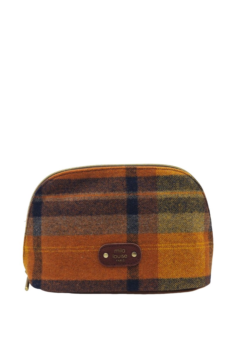 Trousse de maquillage à carreaux en orange, marron et bleu marine, avec un haut arrondi, une fermeture éclair dorée et une étiquette en cuir marron avec du texte en relief.