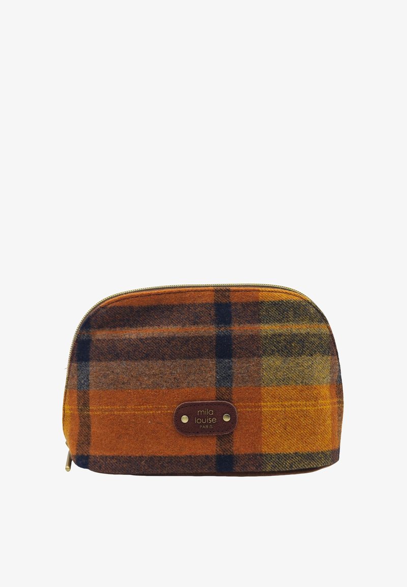 Trousse de maquillage à carreaux en orange, marron et bleu marine, avec un haut arrondi, une fermeture éclair dorée et une étiquette en cuir marron avec du texte en relief.