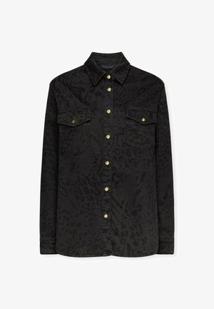 Czarna koszula dżinsowa z wzorem lamparta, długimi rękawami, zapięciem na guziki z guzikami w kolorze złota oraz dwiema kieszeniami na piersi.