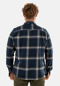 Camisa de botones en color navy y de cuadros, con rayas blancas y rojas, fabricada en una mezcla de algodón, de manga larga y con un dobladillo curvado y aberturas laterales.