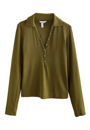 Langærmet, olivengrøn polo-shirt med ribbet tekstur, der har en tre-knaps stolpelukning og en flad krave. Slutter ved taljen.