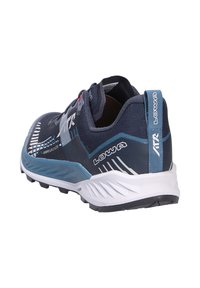 Dunkelblauer und weißer LOWA Trailrunning-Schuh mit strukturierter Sohle, gebrandetem Zuglaschen und der Aufschrift "AMPLUX 2 GTX" nahe den Schnürsenkeln.