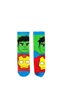 Calzini per bambini con un design in stile fumetto che raffigura un personaggio verde con capelli neri in un completo rosso e giallo su uno sfondo blu e verde.