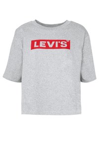 Camiseta gris de manga corta con cuello redondo, que presenta un rectángulo rojo con "LEVI'S" en texto blanco en la parte frontal. Textura suave.