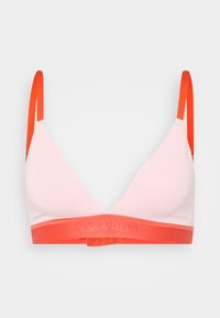 Bralette rose clair avec des bonnets triangulaires, des bretelles corail et une bande élastique assortie portant le texte en relief "Organic Basics".