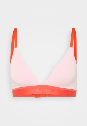 Lys rosa bralette med trekantede kopper, korallfargede stropper og et matchende elastisk bånd med preget "Organic Basics"-tekst.