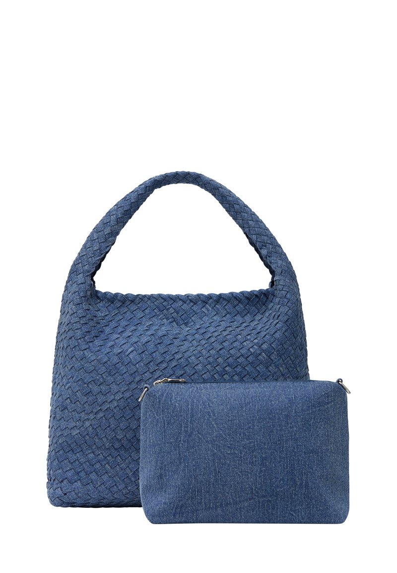 Vævet blå totebag med en struktureret overflade, der har et flettet håndtag og en lille matchende lynlåspung. Begge er i mørkeblå stof.
