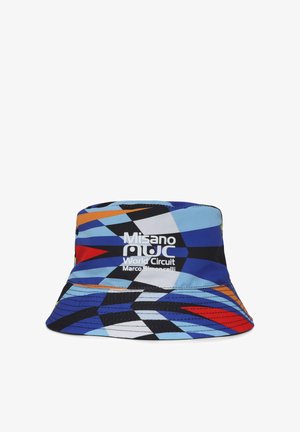 Cappello a secchiello con un motivo geometrico colorato che include blu, nero, rosso e arancione. Include testo bianco: "Misano World Circuit Marco Simoncelli."