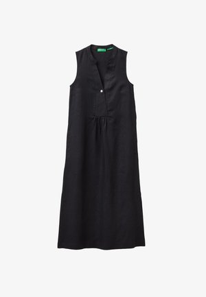 Ärmelloses schwarzes Midikleid mit V-Ausschnitt, einem weißen Knopf als Verschluss und leichtem Falten-Detail vorne.