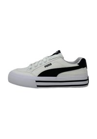 Sneaker bianche e nere con tomaia in pelle testurizzata, punta rotonda, chiusura con lacci e suola in gomma con strisce nere.