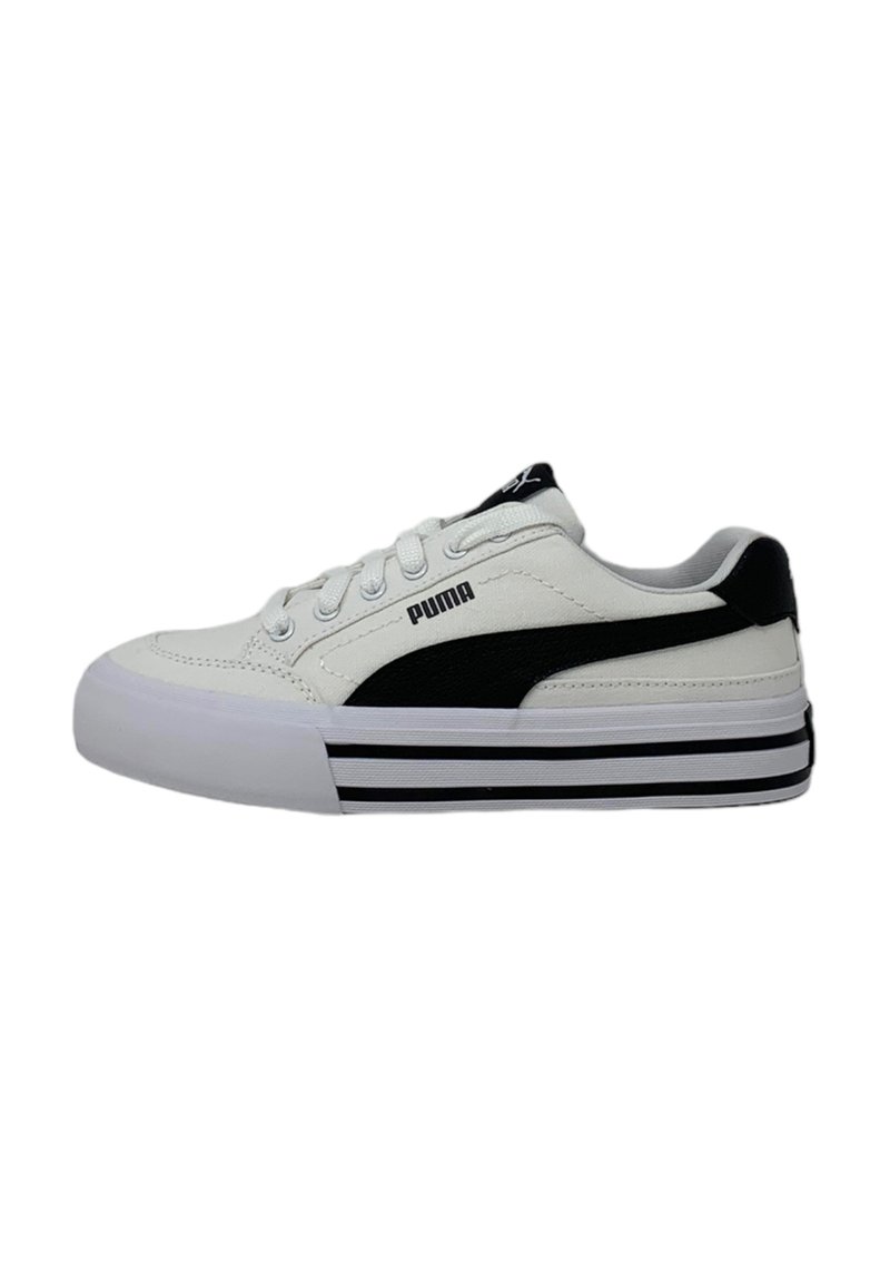 Sneaker bianche e nere con tomaia in pelle testurizzata, punta rotonda, chiusura con lacci e suola in gomma con strisce nere.