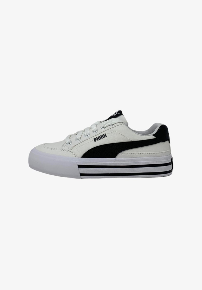 Sneaker bianche e nere con tomaia in pelle testurizzata, punta rotonda, chiusura con lacci e suola in gomma con strisce nere.