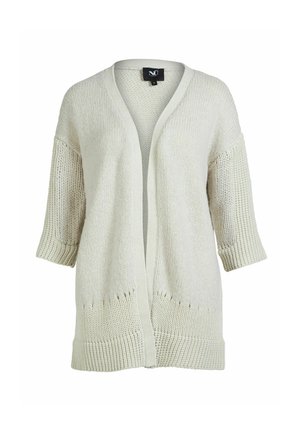 Bijelo-sivi džemper otvorenog kroja s padajućim ramenima i rukavima do tri četvrtine, s različitim uzorcima teksture pletenja.