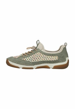 Baskets décontractées à coupe basse avec dessus en daim vert et mesh multicolore, lacets beige avec stoppeur, col rembourré et semelle en caoutchouc blanche avec bande de roulement marron.