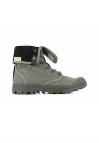 Stivaletto alla caviglia in tela grigia con un risvolto in corduroy nero, occhielli in ottone, suola in gomma con trazione e patch logo sul risvolto.