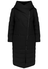 Abrigo largo negro tipo puffer con capucha, que presenta un zipper diagonal y textura acolchada, con mangas voluminosas y un dobladillo recto.