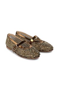 Chaussures dorées avec un bout arrondi, ornées de strass et d'une sangle à boucle sur le cou-de-pied. Cuir lisse et tissu texturé.