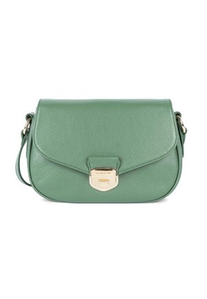 Zielona skórzana torba na ramię z klapką i złotym metalowym zapięciem, wyposażona w regulowany pasek na ramię.