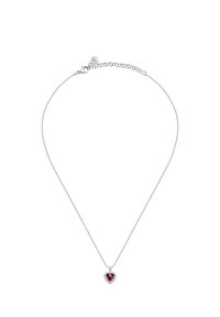 Collana d'argento con catena che presenta un pendente a forma di cuore rosso circondato da pietre sintetiche trasparenti, finitura lucida, design delicato.